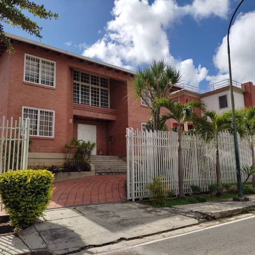 Casa De Lujo En Venta, Calle Ciega,  La Tahona, Calle El Topo, Cerca De El Hatillo,  De 3 Niveles Y Amplios Jardines,  Distrito Capital, Caracas, Baruta,miranda, Venezuela