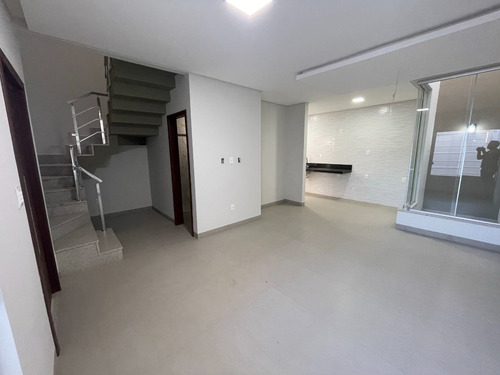 Lindos Sobrados De Alto Nível, Com Garagem Para 2 Carros, 3 Quartos Sendo 1 Deles Suíte, 3 Banheiros E Cozinha Integrada Com Sala.