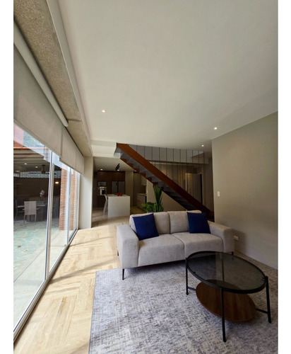 Apartamento En Alquiler 250 M2.- Urb. La Castellana