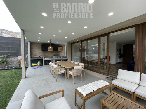 Casa En Venta De 4 Dorm. En Colina