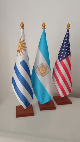 3 Banderas Argentina Uruguay Eeuu Con Mástil Y Base Madera