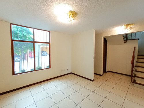 Imagen 3 de 30 de Vendo Hermosa Casa, Ubicada En Sector Preferencial De Alta Plusvalia Y Seguridad, Excelente Condiciones Rodeada De Naturaleza