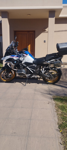 Inmaculada, Muchos Accesorios, Akrapovic