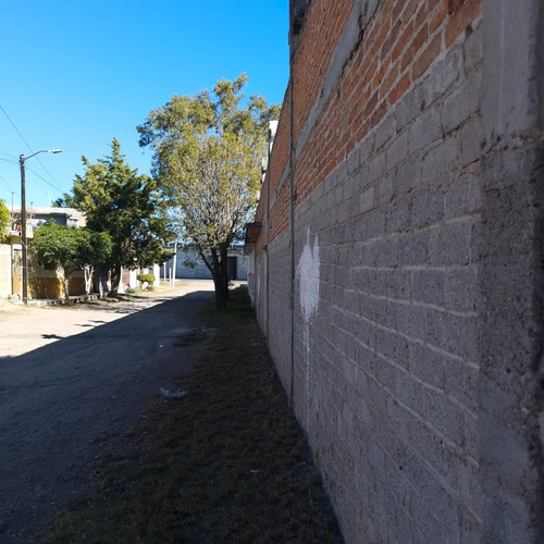 Terreno Rectangular De 1,914 M2, Con 1,051 M2 De Construcción, Ubicado Con Frente De 77.6 Ml A La Carretera Federal 45d Celaya - Querétaro, Km 33, Apaseo El Alto, Gto.