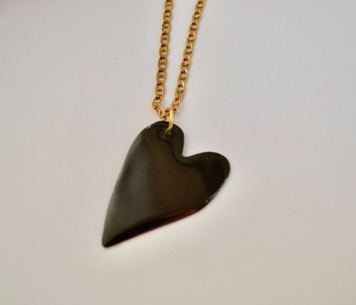 Imagen 2 de 4 de Collar Largo Con Dije Corazon Negro Y Cadena De Bronce, Cod1
