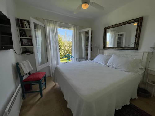 Venta De Casa Amplia De Construcción Sólida Sobre Primera Fila De Mar En La Juanita, José Ignacio
