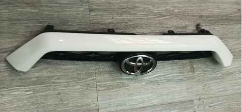 Parrilla Toyota 4runner 2014+ Usada Con Pequeño Detalle