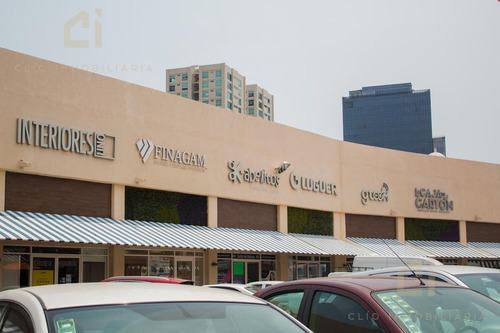 Impecable Local En Plaza Santa Ana, Amplísimo Y Mezanine