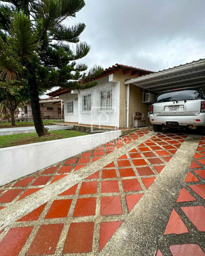 ¡amplia Y Acogedora Casa Con Jardín En Venta! Ubicada En Urbanización Las Querencias, En Puerto Ordaz