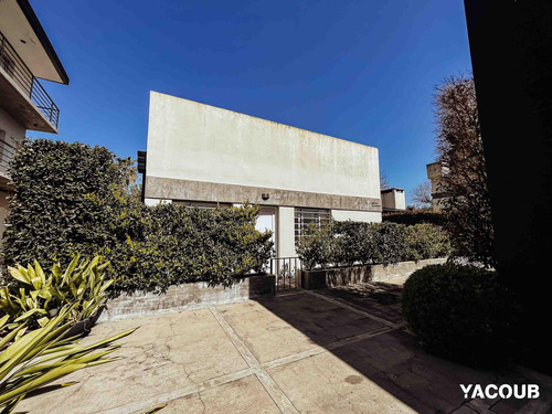 Casa En Venta - 2 Dormitorios 1 Baño - Cochera - 105mts2 - City Bell