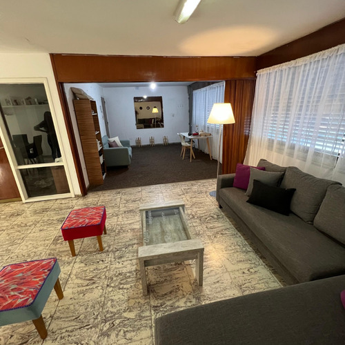 Vendo Casa De 4 Dormitorios En Barrio Parque Chacabuco Con Excelente Ubicación