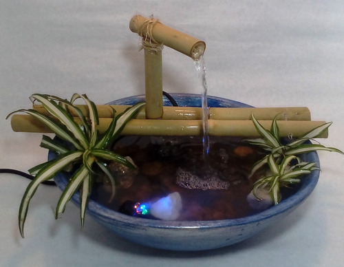 Fuente De Agua Cascada Con Cañas Y Luz Led