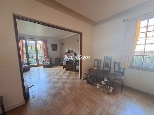 Casa En Venta De 5 Dorm. En Ñuñoa