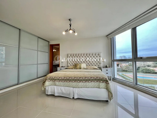 Mansa, Apartamento De 3 Dormitorios Más Dependencia