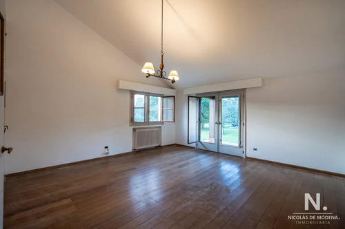 En Venta Casa De 4 Dormitorios, Con Agradable Entorno En Golf, Punta Del Este.