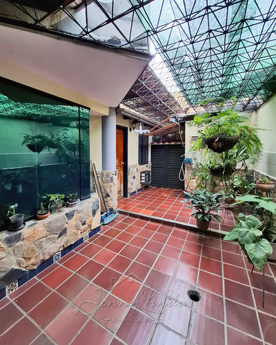 Venta Bella Casa 543 M² En Urb. Andrés Bello, Maracay