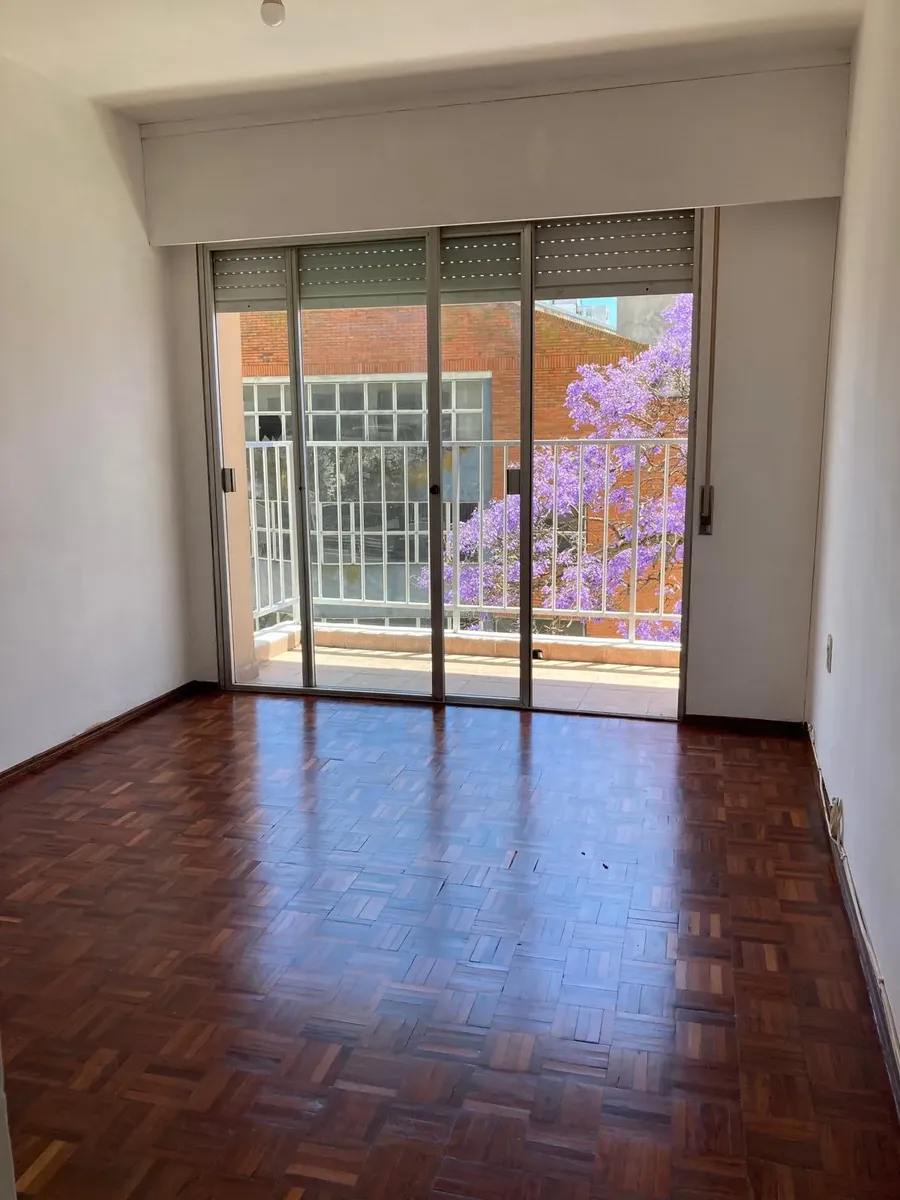 Alquiler De Apartamento En Pocitos, 1 Dormitorio, Amplio Balcon, Al Frente, Vista Despejada, Calle Tranquila, Hermoso Y Con Bajisitmos Gastos Comunes. · Foto 3