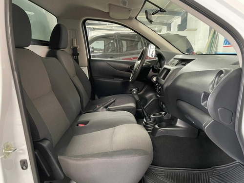Imagen 8 de 12 de Nissan Np300 2020 2.5 Chasis Cabina Dh Aa Pack Seg Mt