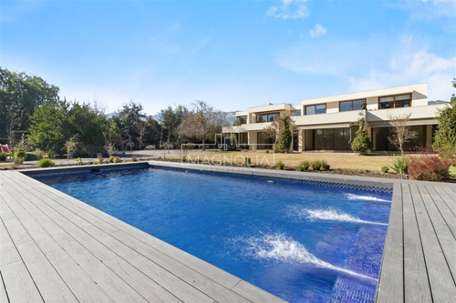 Casa En Venta De 6 Dorm. En Colina