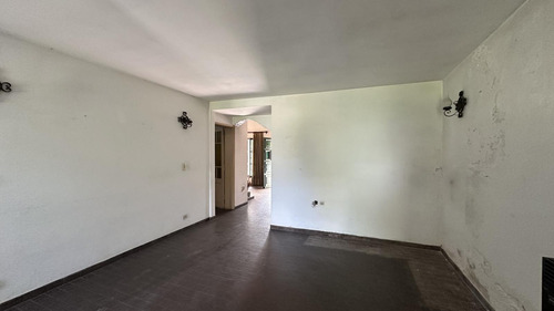 Fisherton: Muniagurria Y Córdoba, Amplisimo Jardín