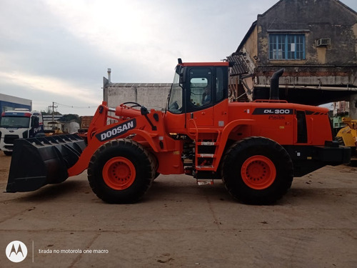 Imagem 4 de 15 de Pá Carregadeira Doosan Dl 300 2010 17.3 T. 8730 Hs Repasse