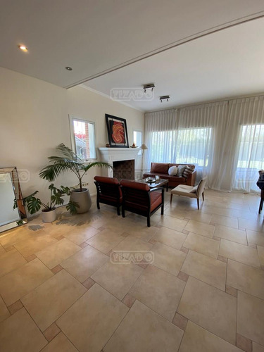Casa En Alquiler En Los Jazmines, Pilar Del Este, Pilar