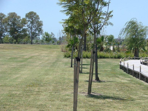 Lencke Vende - Albanueva-excelente Lote Al Rio Con Amarra, Frente A La Bahia Del Club House.