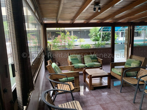 Interesante Apartamento De Un Área Total De 248,28, Distribuidos En Tres Ambientes, Áreas Sociales Y Habitaciones De 101,83 Y 146,45 De Terraza Y Jardín. Esta En Chacao