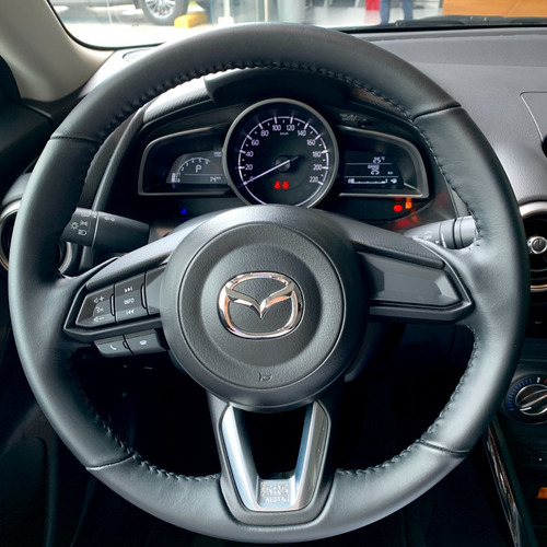Imagen 6 de 12 de Mazda 2 Touring Sedan Blanco Automatico