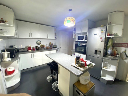 Casa En Venta De 4 Dorm. En Ñuñoa
