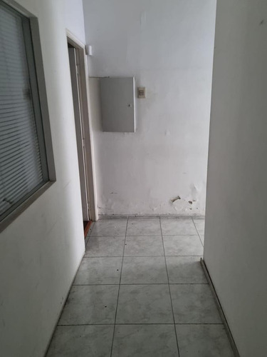 Imagen 6 de 19 de Local -18 De Julio Entre Roxlo Y Minas , 5,5 Mts De Frente , 275 M2 !!