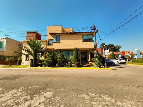 Casa En Venta En Metepec Amplia En Fraccionamiento Nogales, Segura Ideal Para Familias Grandes