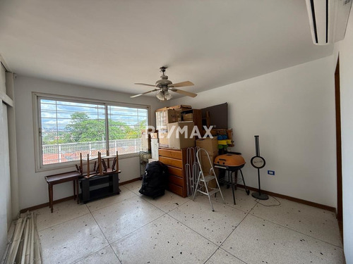 Venta Casa De Un Nivel. Terraza Con Vista Privilegiada. Urbanización Caurimare.