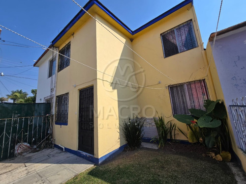Casa En Venta En Fovissste De Dos Niveles Con Amplias Recamaras.