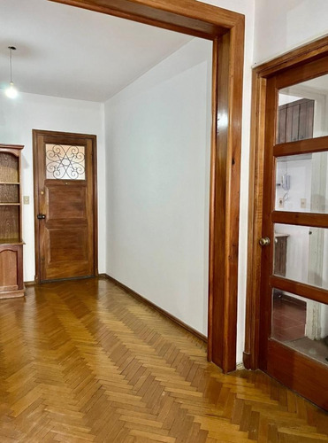 Vendo Amplio Apartamento De 3 Dormitorios, 2 Baños Y Balcón Al Frente, Bajos Gc, Acepta Banco, Zona Cordón.