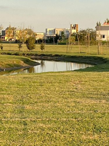 Hermoso Lote Con Fondo A La Laguna De 730 M2