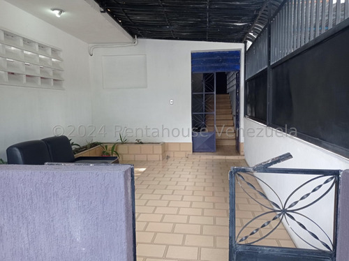 María Martínez Te Ofrece En Alquiler Este Espacioso Local Comercial Al Este De Barquisimeto, Piso De Granito, Área De Cocina, Ideal Para Centro Médico, Estético, Oficinas, Seguridad 24/7.
