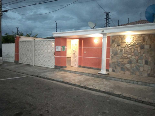 Imagen 1 de 30 de Casa En Venta. Urb. Andrés Bello. Maracay