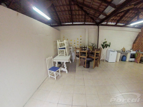 Ótima Casa No Bairro Ribeirão Fresco, Imóvel Conta Com 3 Dormitórios, 2 Banheiros, Cozinha, Sala De Estar E Jantar, Área De Festas, Área De Serviço E Um Excelente Espaço De Terreno. - 3579615v