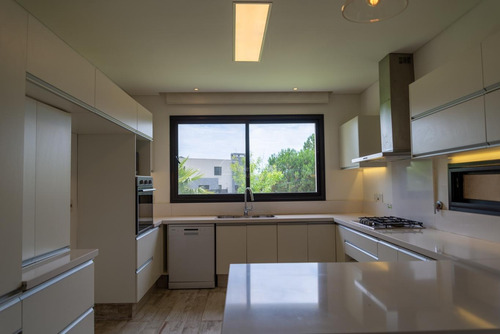 Imagen 6 de 22 de Divina Casa En Barrio Carmel !