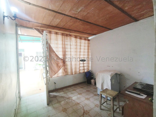 Amplia Casa En Venta Con Anexo Servicio De Internet Excelente Precio Los Samanes Maracay Estef 23-21298