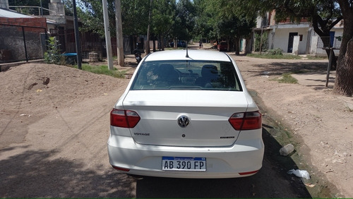 Imagen 2 de 5 de Volkswagen Voyage 2017 1.6 Trenline 101cv