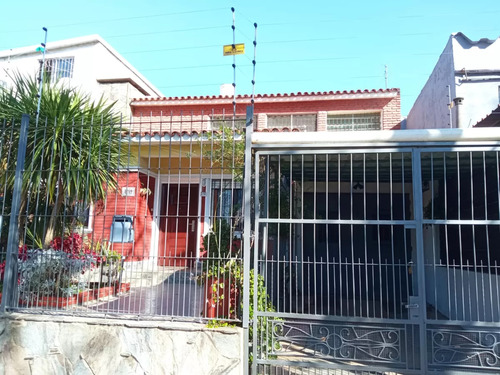 Venta Con Renta Casa 4 Dormitorios Cerrito Con Patio Garaje Y Parrillero