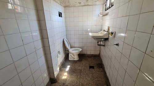 Venta De Local En Los Pinos, Isidro Casanova