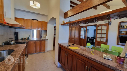 Imagen 5 de 30 de Venta Casa En Villa Belgrano, 4 Dormitorios Y 5 Baños Con Gran Parque!!