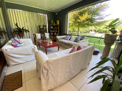 Casa En Venta De 5 Dorm. En Colina