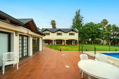 Venta/permuta Casa De 4 Dormitorios Con Amenities. San Marino, Funes Hills.