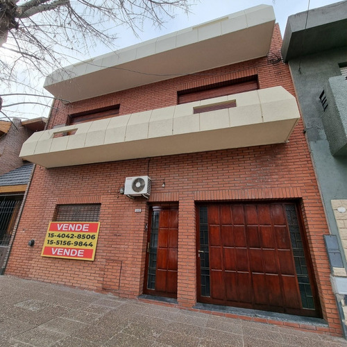 Venta Con Excelente Renta, Ideal Inversor! Casa De 5 Ambientes. 4 Dormitorios, Garage, Patio, Terraza Y Gran Azotea! + De 140m2. A 200 Metros Del Centro De Chilavert. ¡venta O Permuta! Apto Crédito.