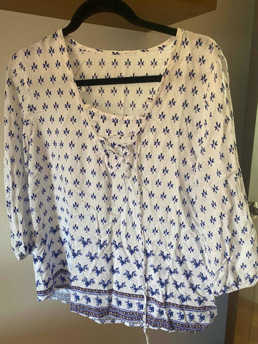 Blusa Blanca Estampada Con Detalles En Azul Marino Talla L/g