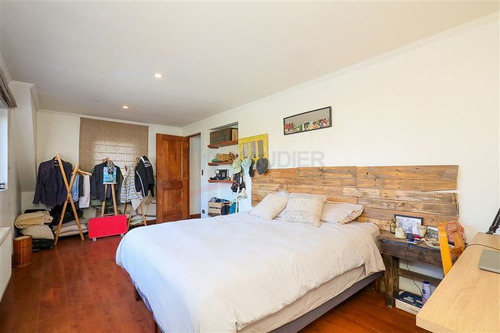 Casa En Venta De 5 Dorm. En Las Condes